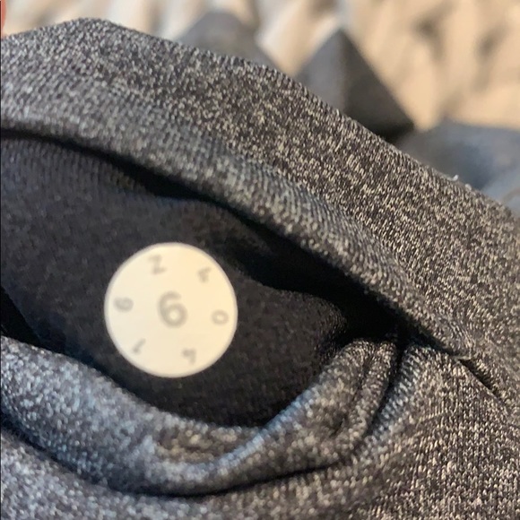 Grey Lulu Lemon cropped leggings - Picture 3 of 3